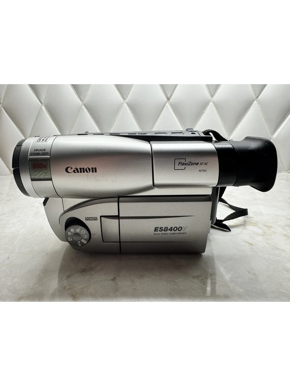 Canon ES8400V Hi8 8mm Video Camcorder w/ Bag, Charger, Manual - 22x Optical Zoom